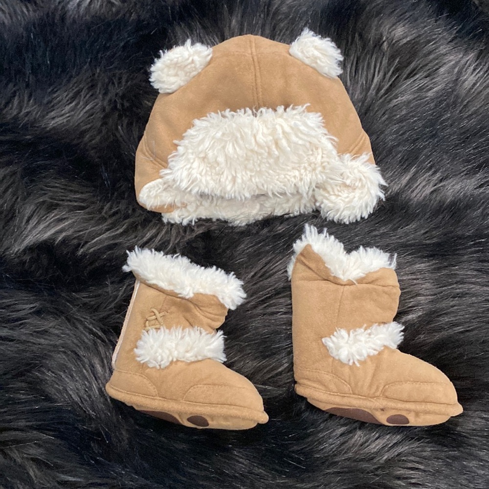 Gap baby hat and boot set
